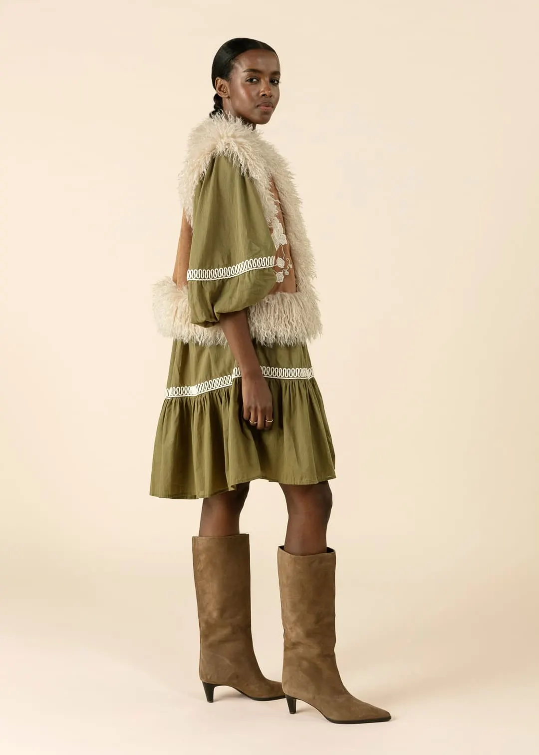 Broderad väst med fuskpäls