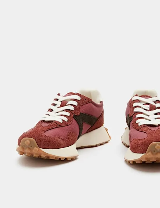 Turnschuhe aus Wildleder mit Seitendetail