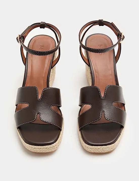 Sandalen mit Keilabsatz und Knöchelriemen