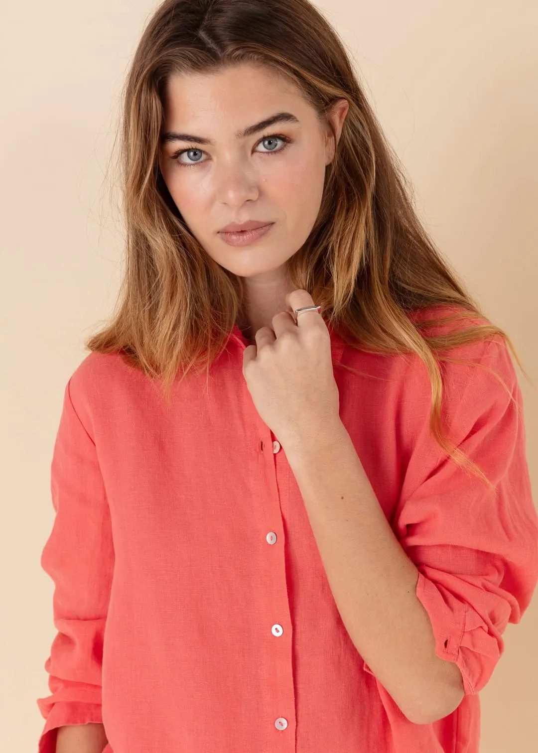 Korallfärgad linneskjorta