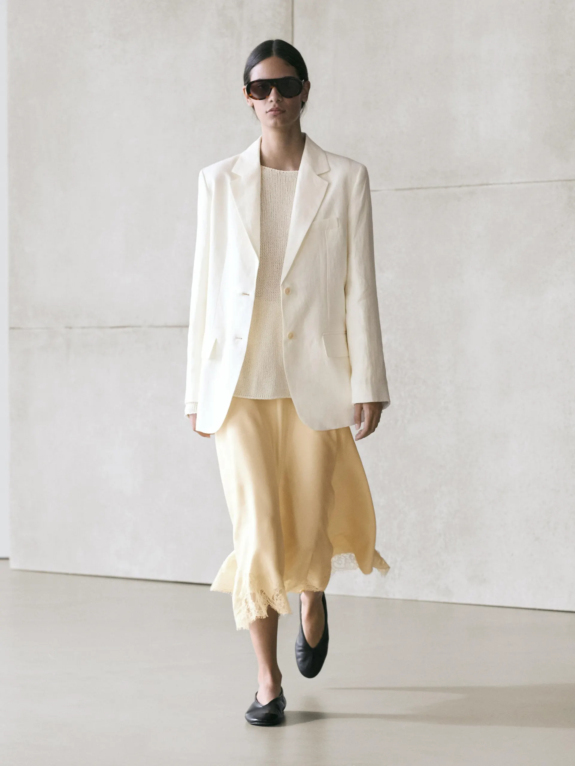 Asymetrická sukně s krajkovým detailem