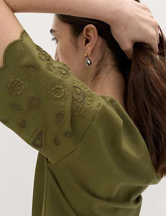 Kastiges T-Shirt aus reiner Baumwolle mit Lochstickerei