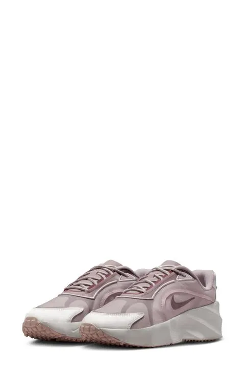 Nike Aura Edge Sneaker