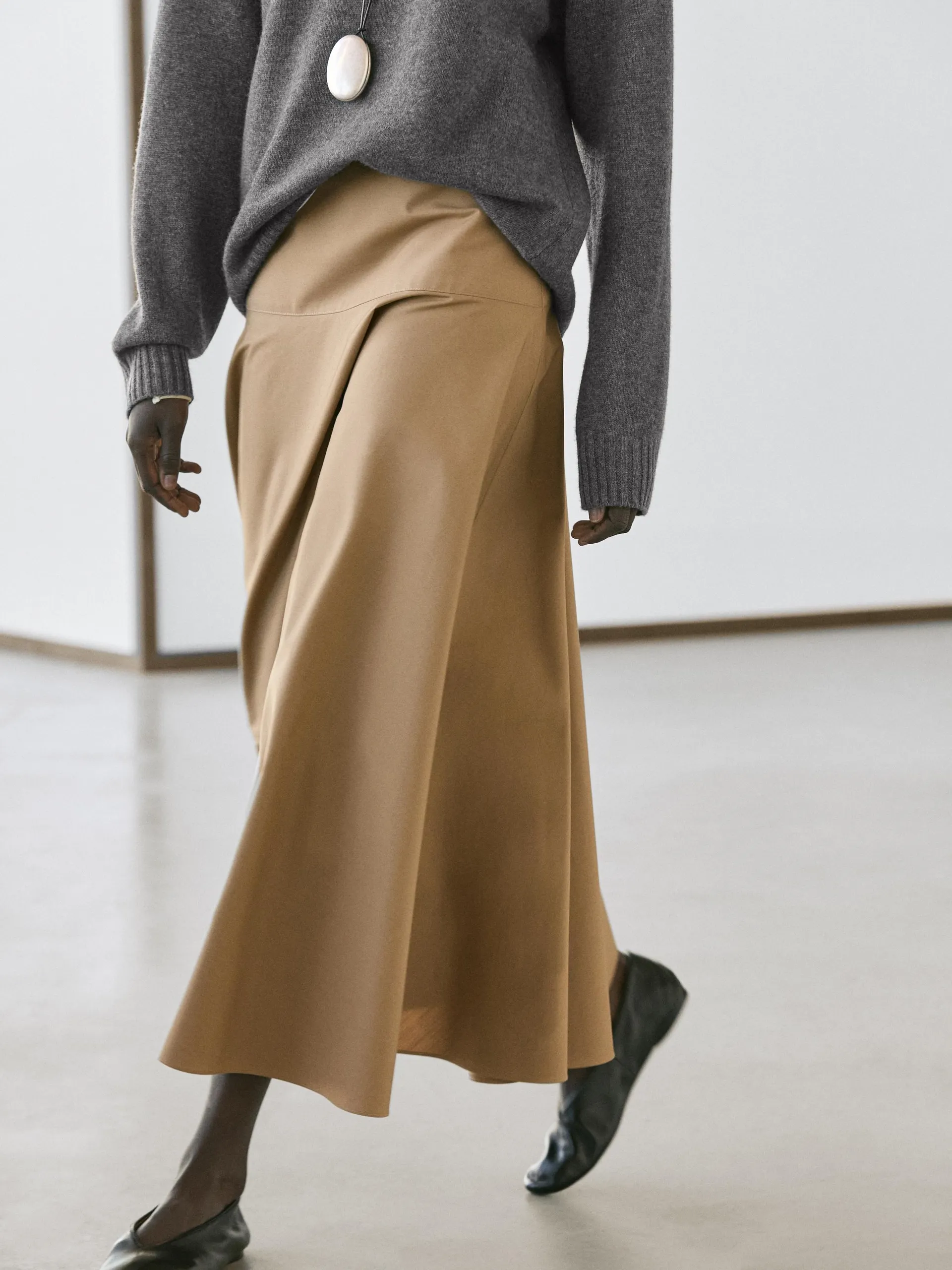 Polodlouhá sukně s rozšířeným sedlem