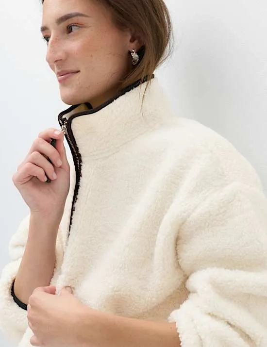 Teddy-Sweatshirt mit halbem Reißverschluss und Kontrastnaht