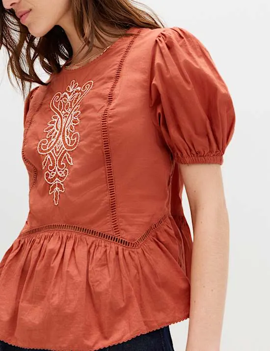 Bluse aus reiner Baumwolle mit Puffärmeln und Stickerei