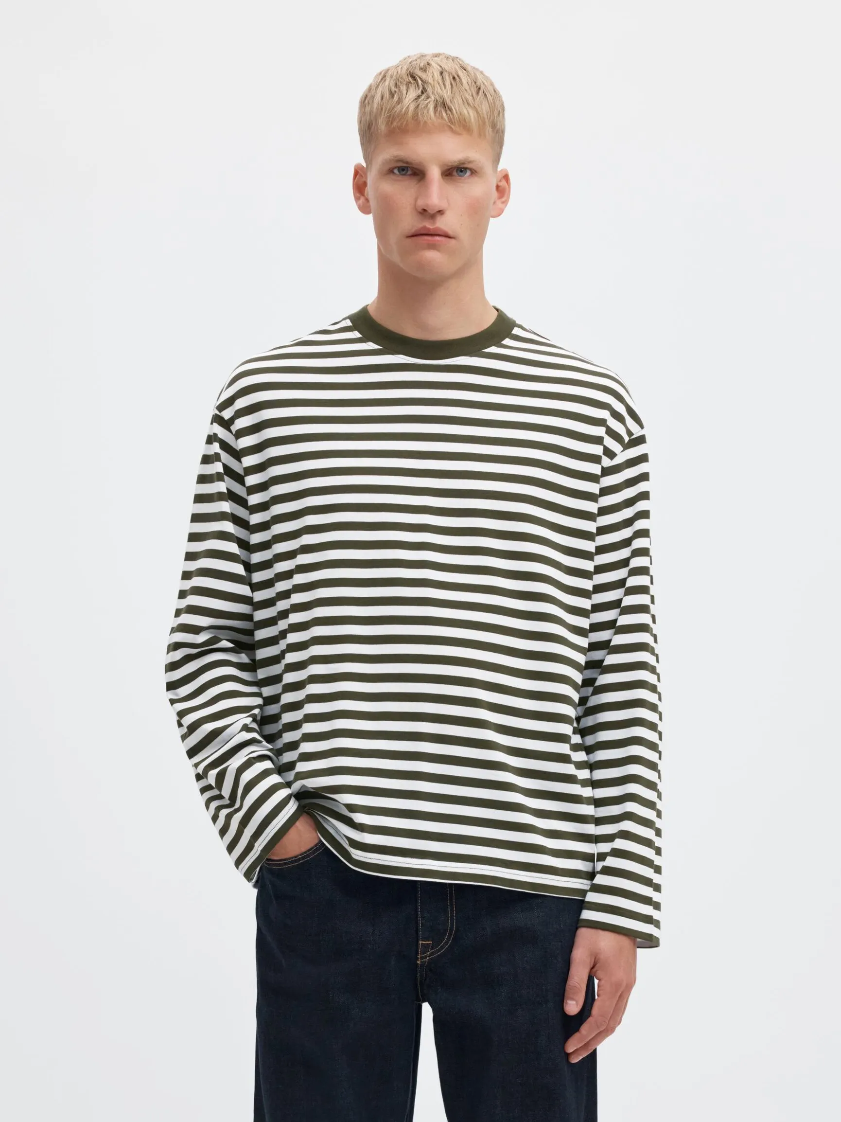 RELAXED FIT LANGERMET T-SKJORTE