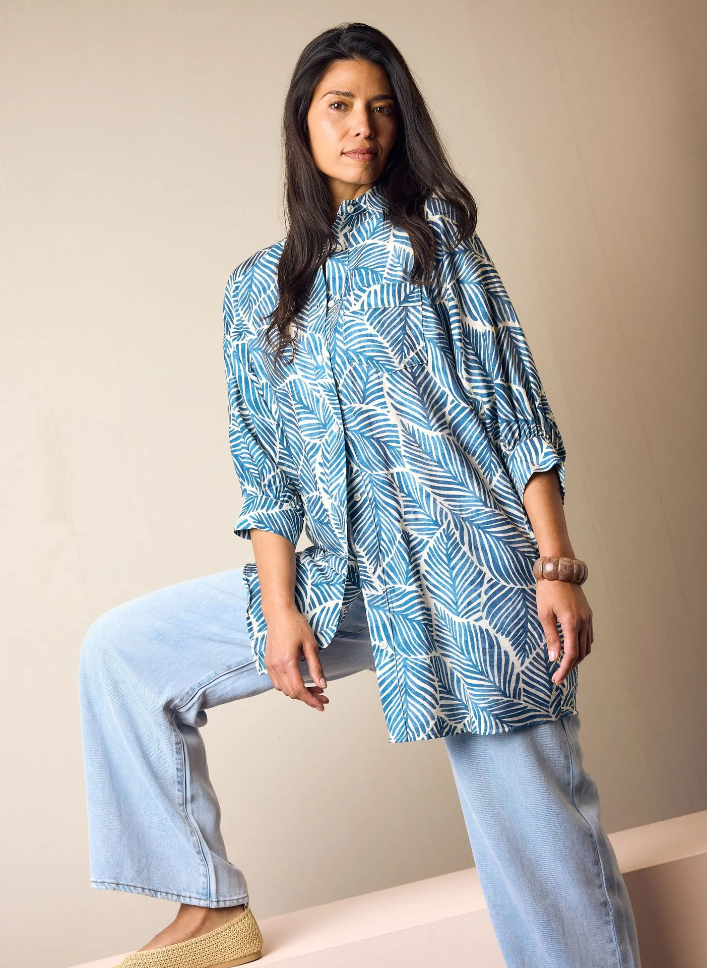 Lange blauwe blouse met bladprint
