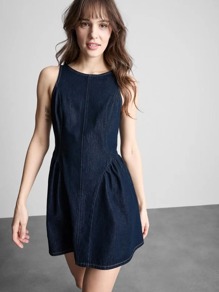 Mini robe en denim à taille structurée
