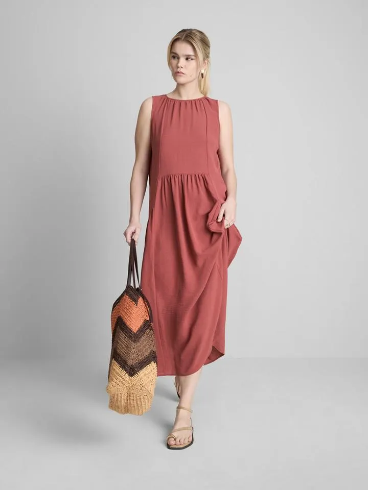 Robe trapèze mi-longue sans manches