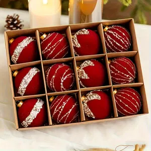 Juego de 12 exquisitas bolas navideñas pintadas con efecto flocado, ideales para decorar el árbol de Navidad, bodas y otras festividades. Color rojo.