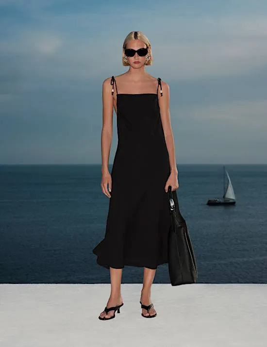 Schmales Midi-Säulenkleid mit eckigem Ausschnitt und Perlendetail