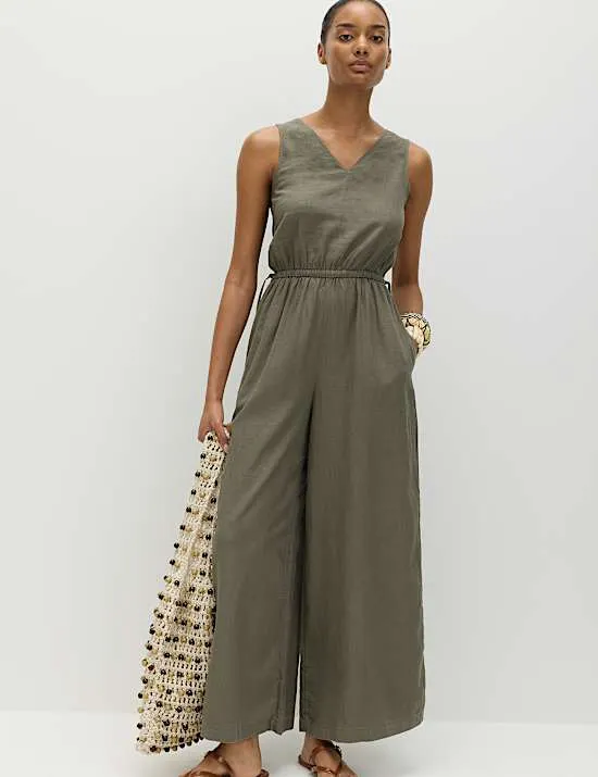 Ärmelloser Jumpsuit mit hohem Leinenanteil und Bindedetail