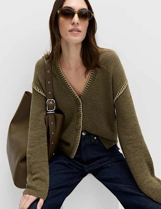 Strukturierte Strickjacke mit hohem Baumwollanteil und V-Ausschnitt