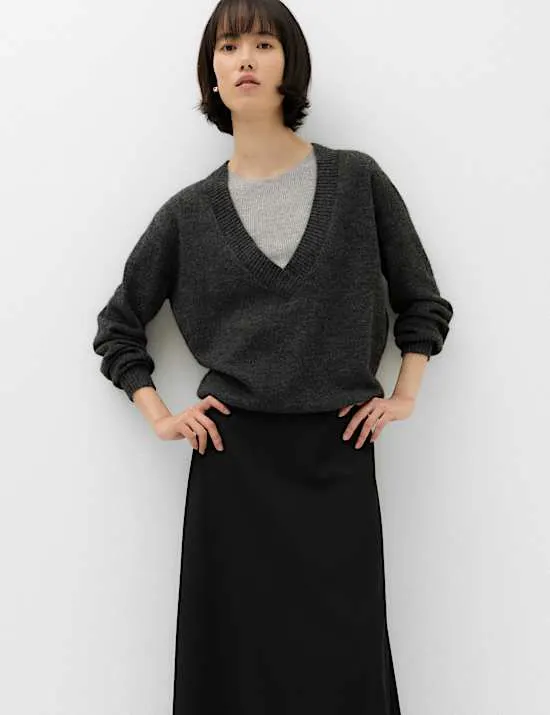 Zweilagiger Rippenpullover mit V-Ausschnitt und Wollanteil