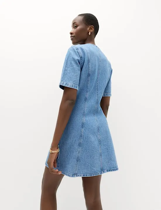 Denim Minikleid im Swing-Stil mit V-Ausschnitt und durchgehender Knopfleiste