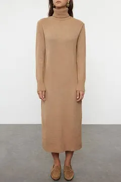 Vestido midi cuello alto abertura