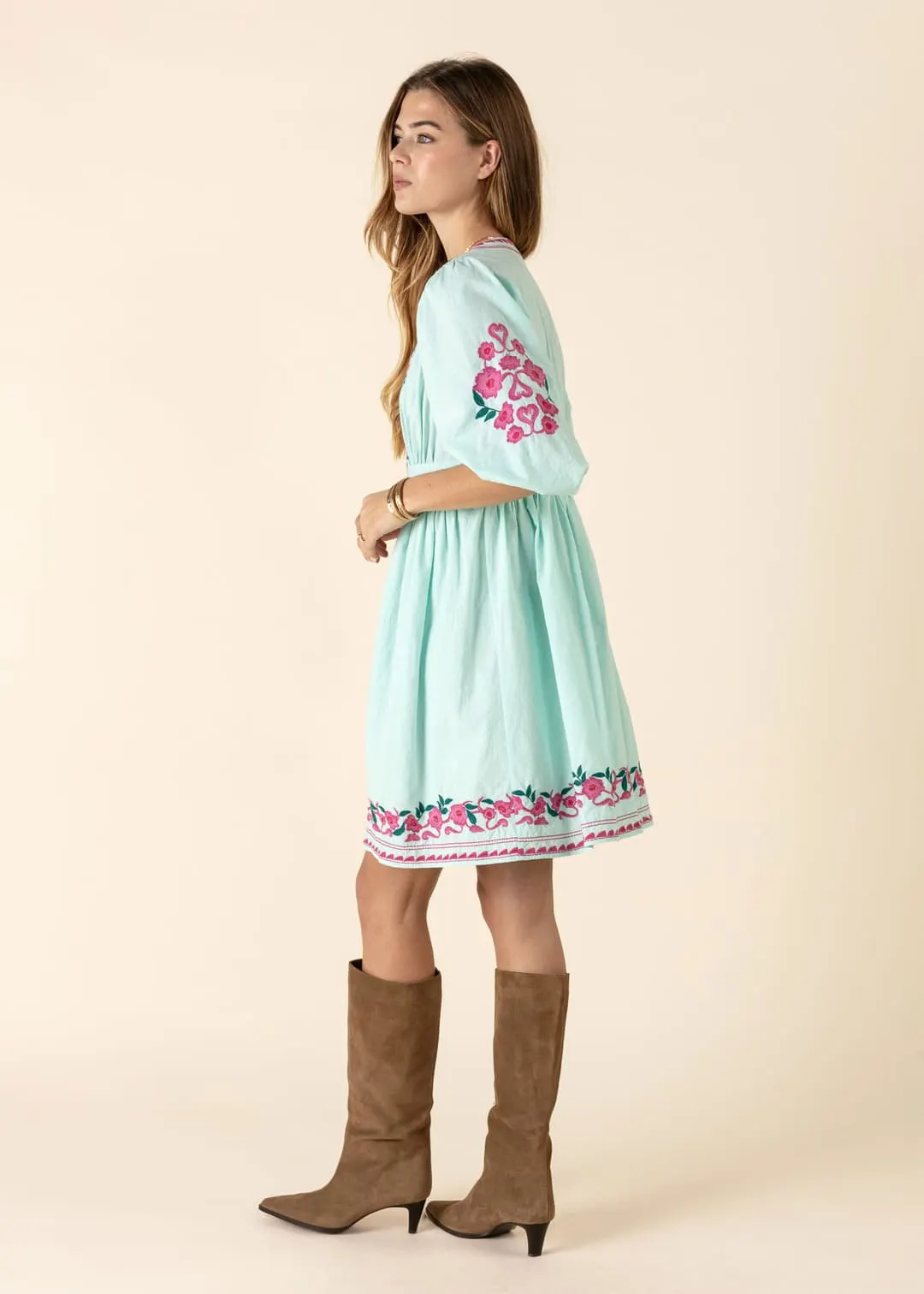Kort broderad klänning