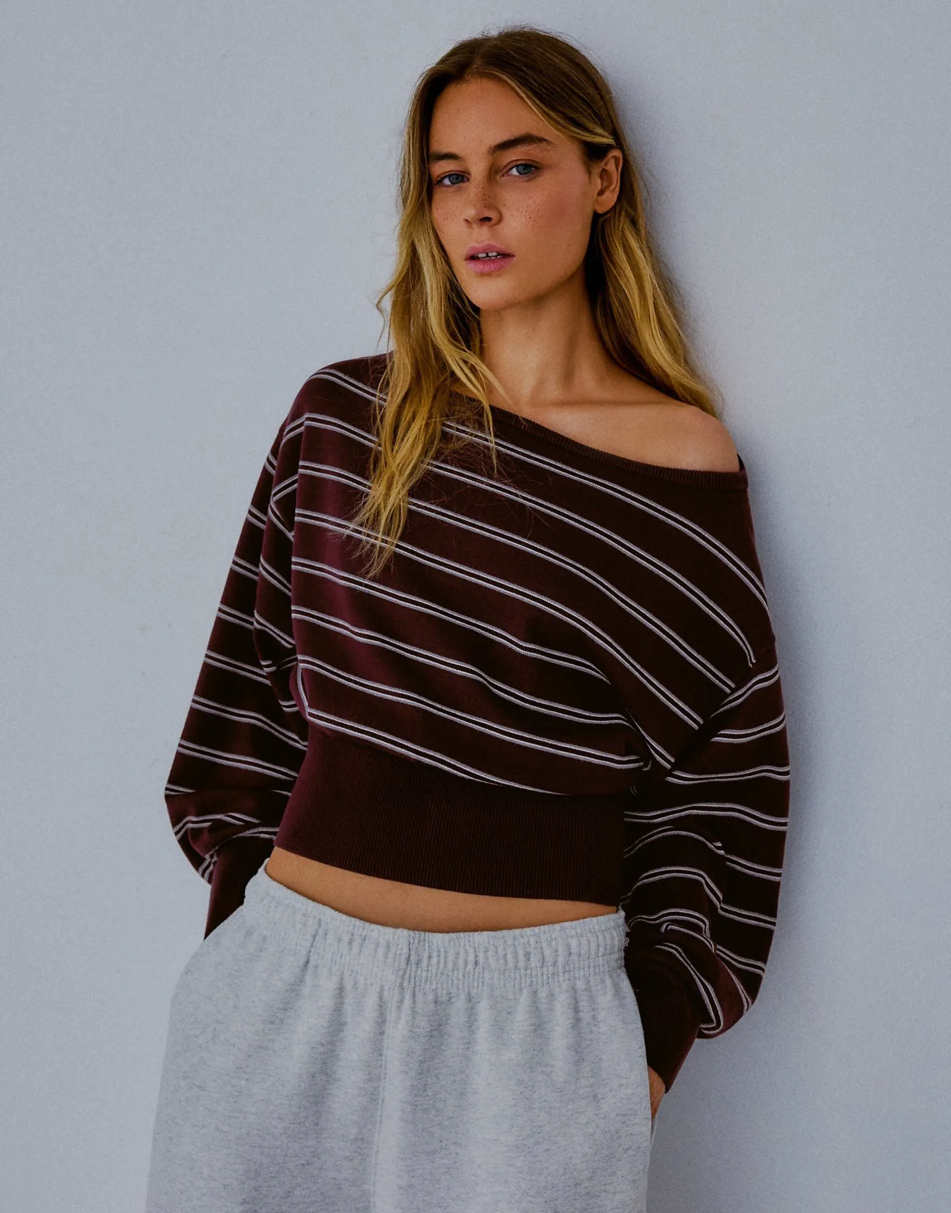 Bershka Asymmetric neck jumper in burgundy