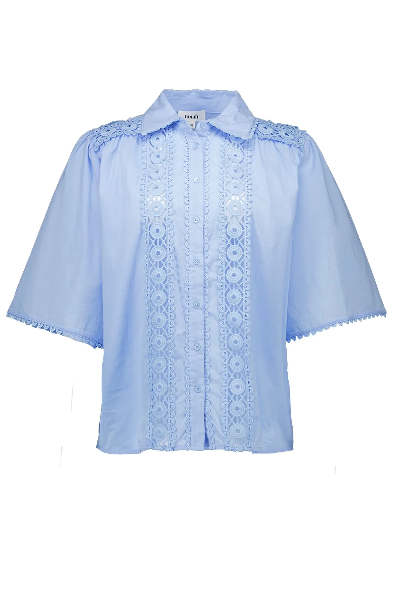 Lichtblauwe blouse met broderie