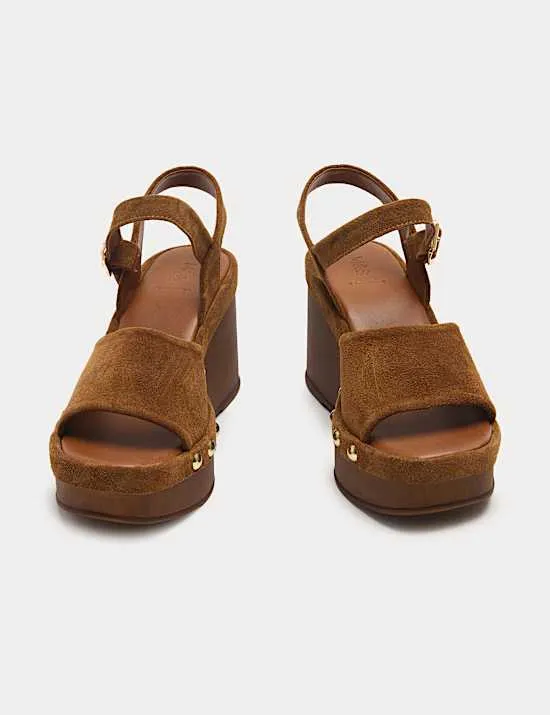 Zehenfreie Clogs aus Wildleder mit Keilabsatz und Nieten