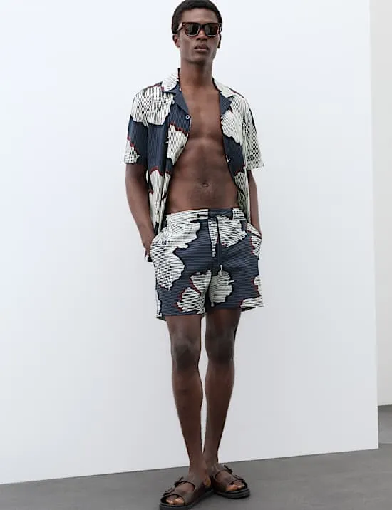 Schwimmshorts mit linearem Blümchenaufdruck und Taschen