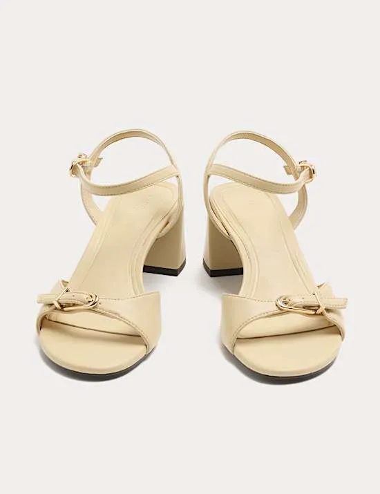Sandalen mit Knöchelriemen, Schnalle und Blockabsatz