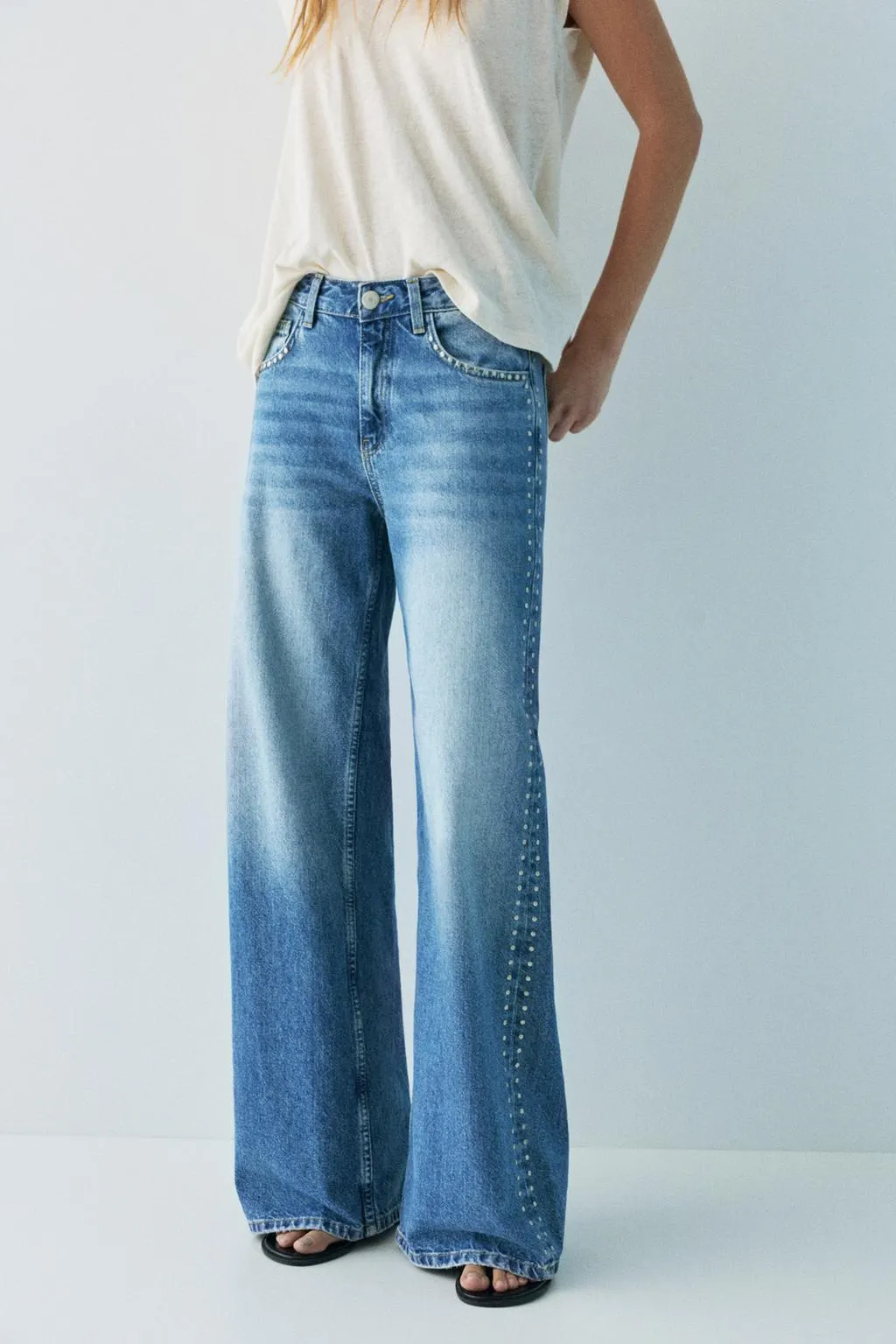 Wide-leg stud jeans