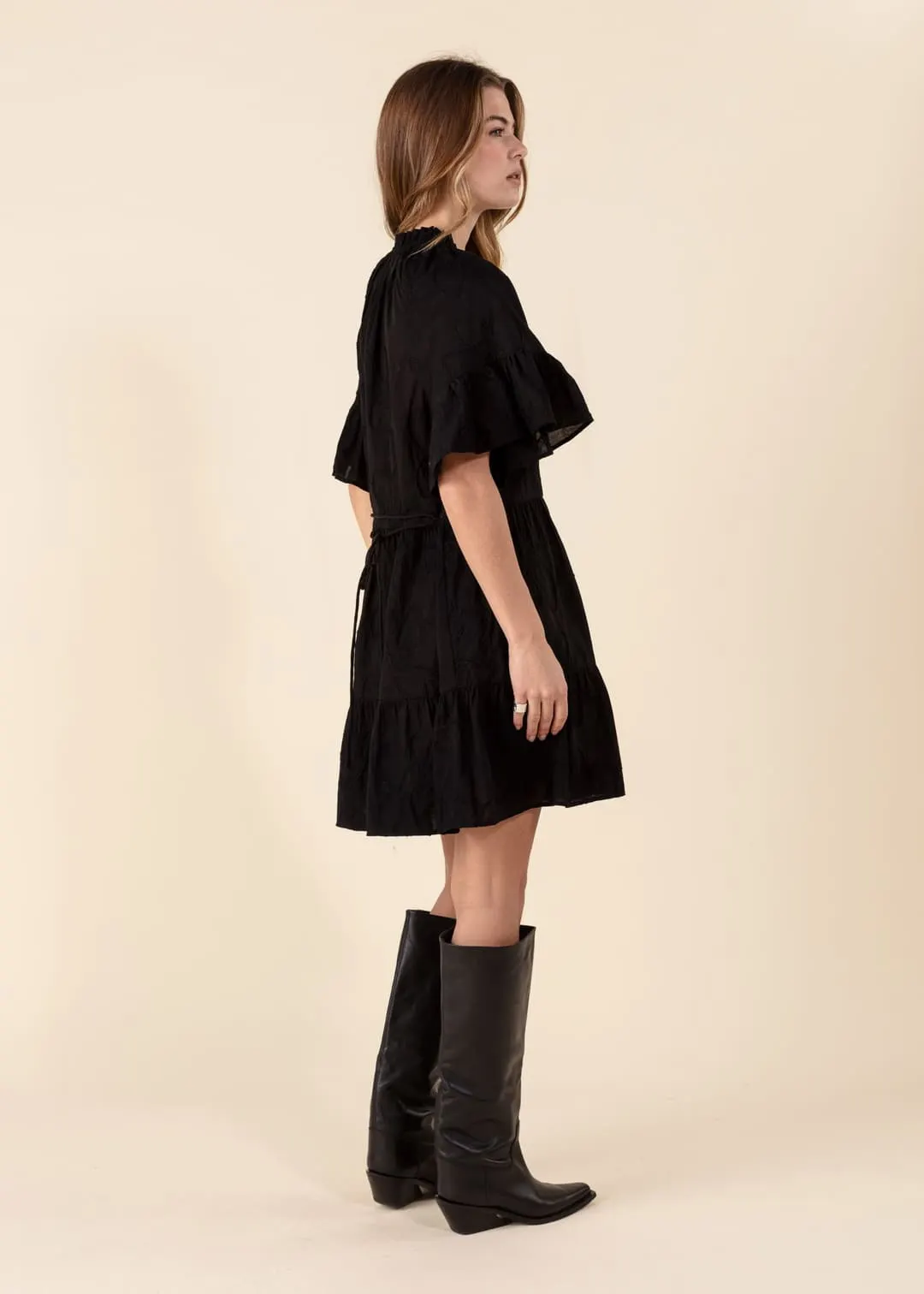 Kort broderad klänning