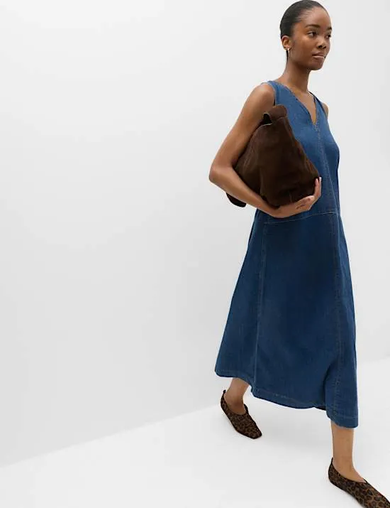 Bequemes Midi-Stufenkleid aus Denim mit V-Ausschnitt und Bindedetail