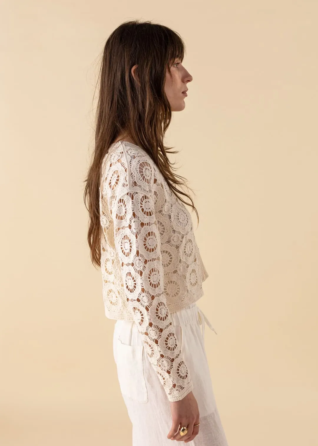 Vit hålstickad kofta