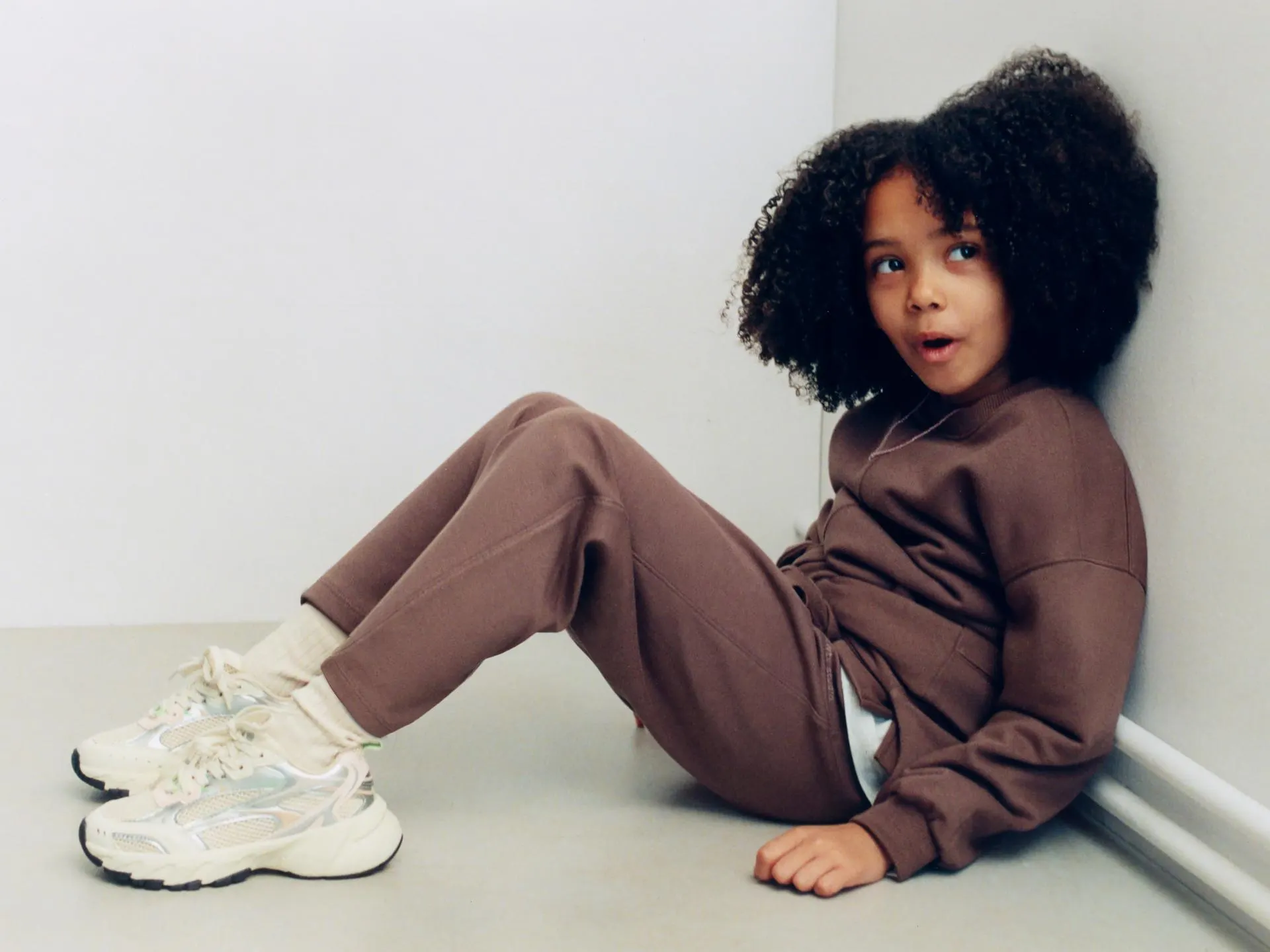 SWEATSHIRT WITH RAISED SLOGAN