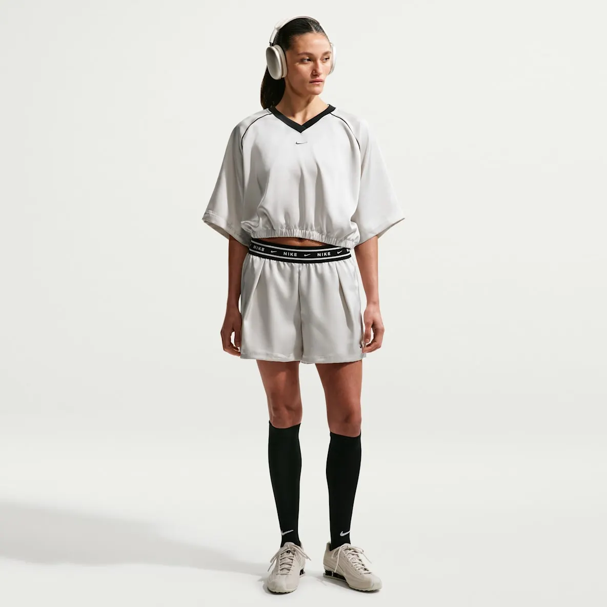 Satengshorts med mellomhøyt liv og ledig passform til dame