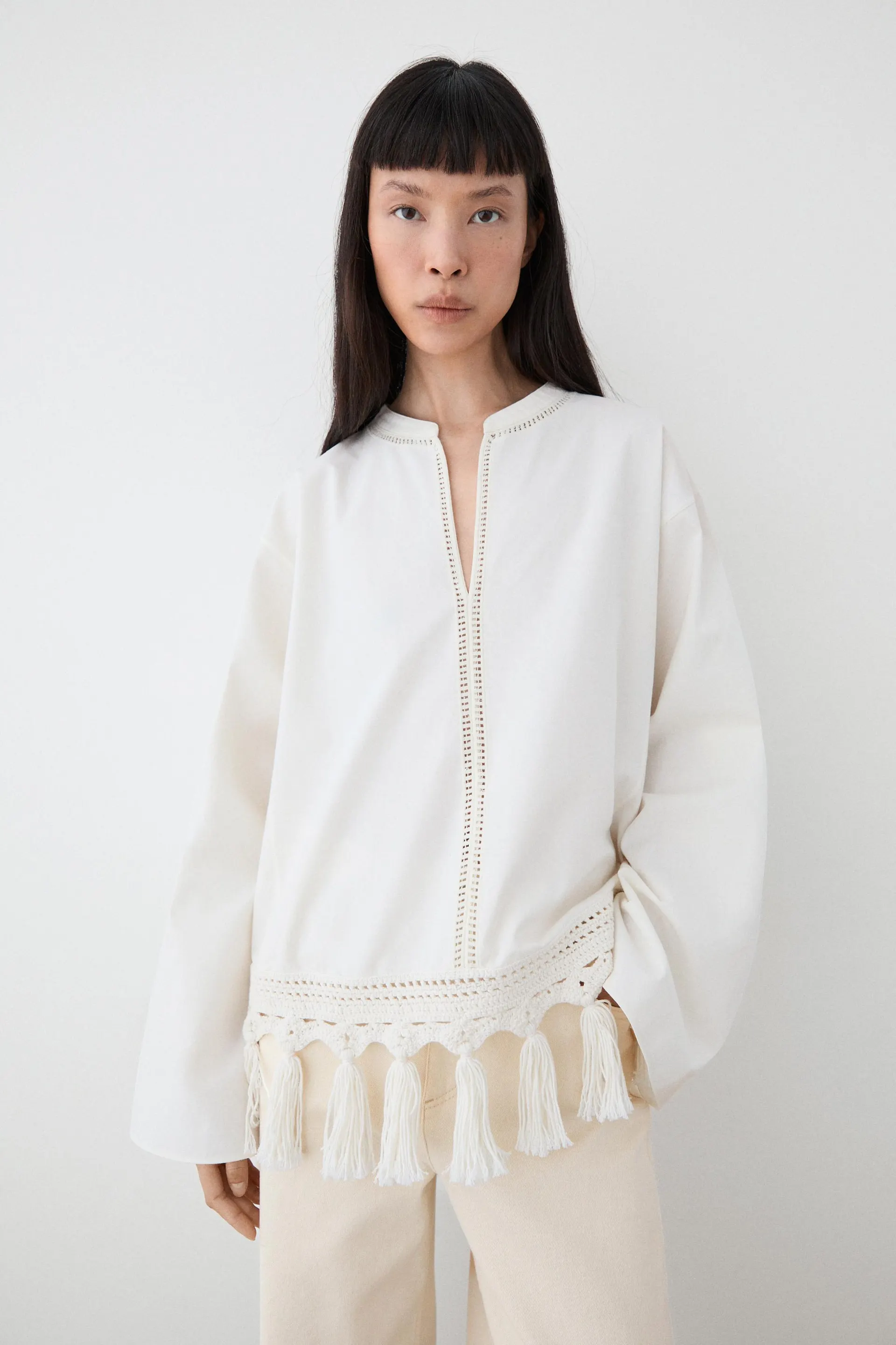 Geborduurde blouse met kwastjes op de zoom