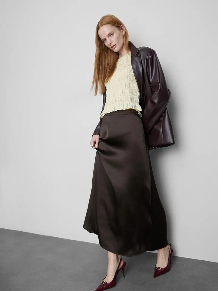 Jupe longue ronde en satin coupée en biais