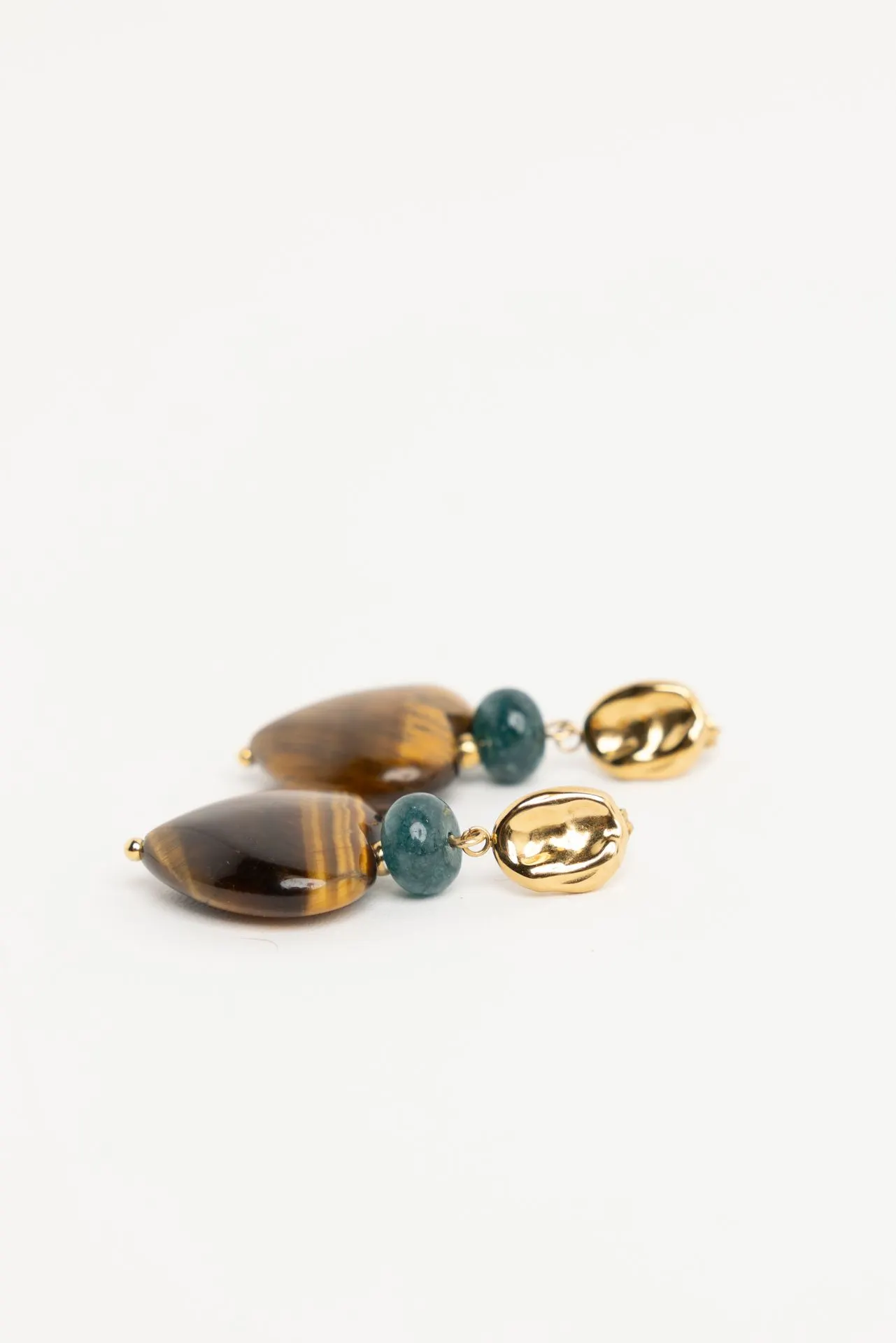 Goudkleurige oorbellen met hartvormige hanger