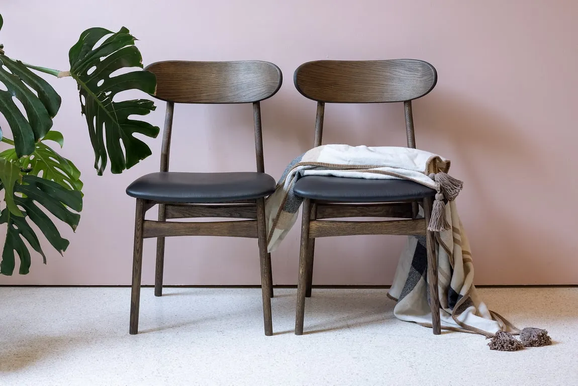 Fyn spisestol svart lær, smoked eik