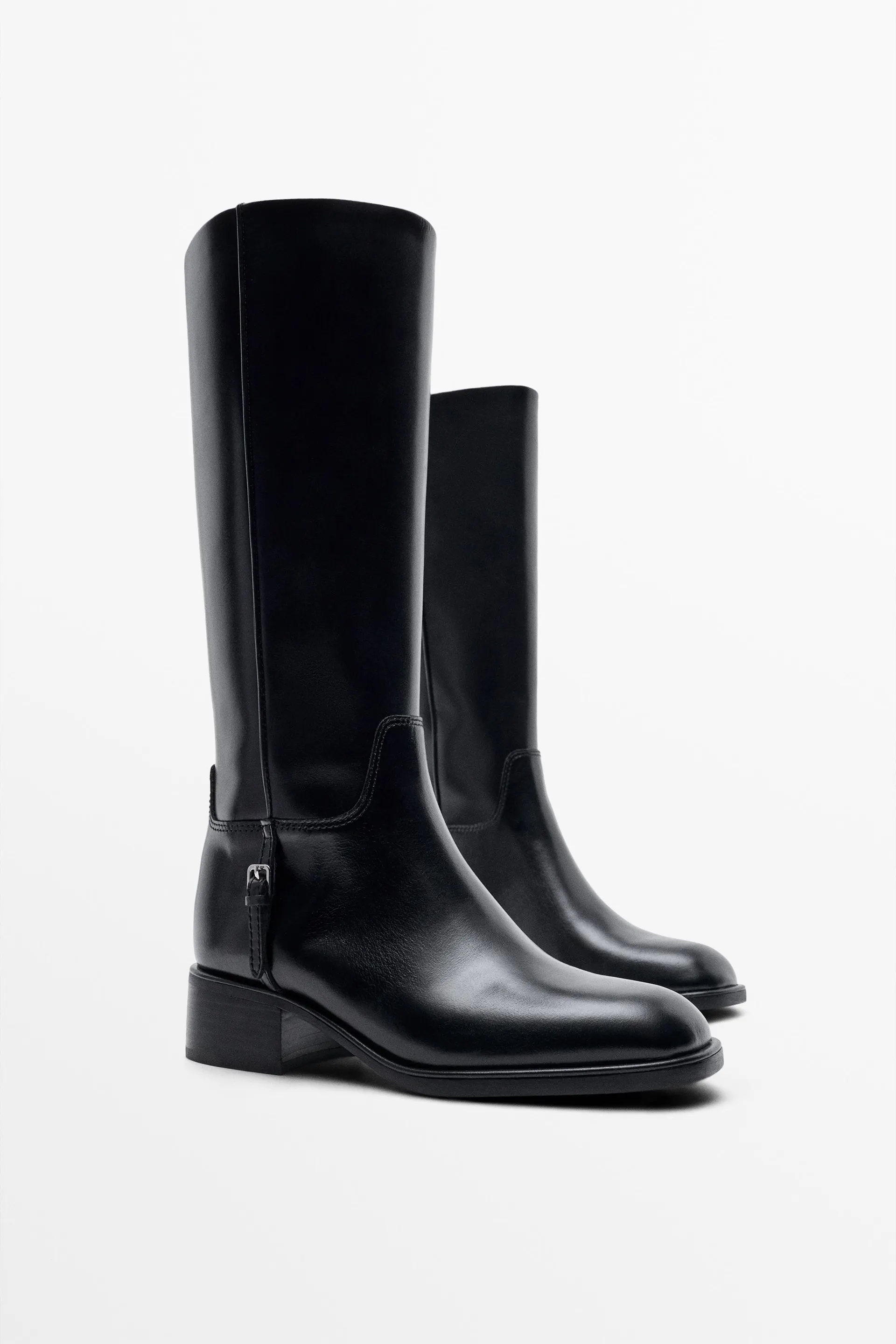 Flat leather boots with lateral buckle