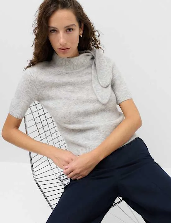 Kurzarm-Strickoberteil aus Wollmischgewebe mit Schalkragen und Bindeschleife