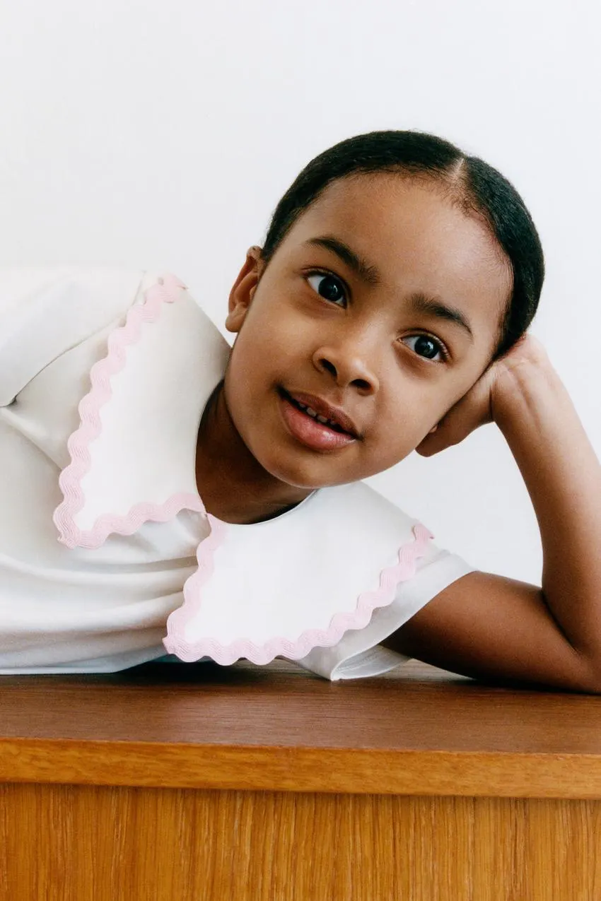 T-SHIRT WITH PETER PAN COLLAR AND WAVY APPLIQUÉ