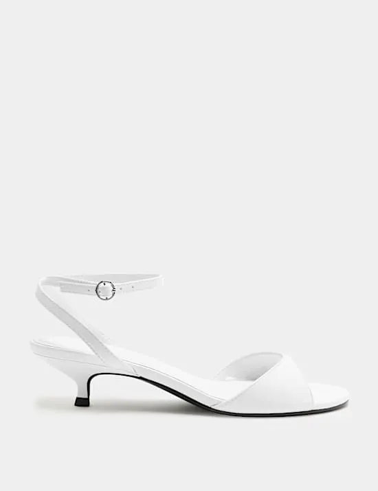 Sandalen mit Knöchelriemen, Kitten-Absatz und offener Zehenpartie