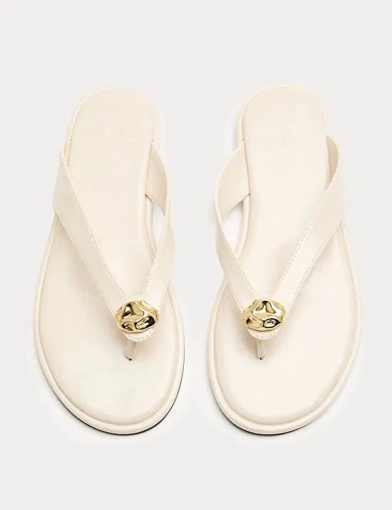 Flache Zehenstegsandalen mit Zierdetails