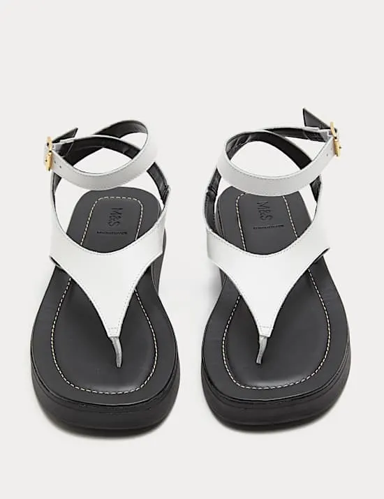Flache Ledersandalen mit Zehenschlaufe und Knöchelriemen