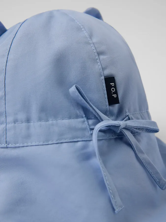 Myk brem og beskyttende stoff over ører og i nakken