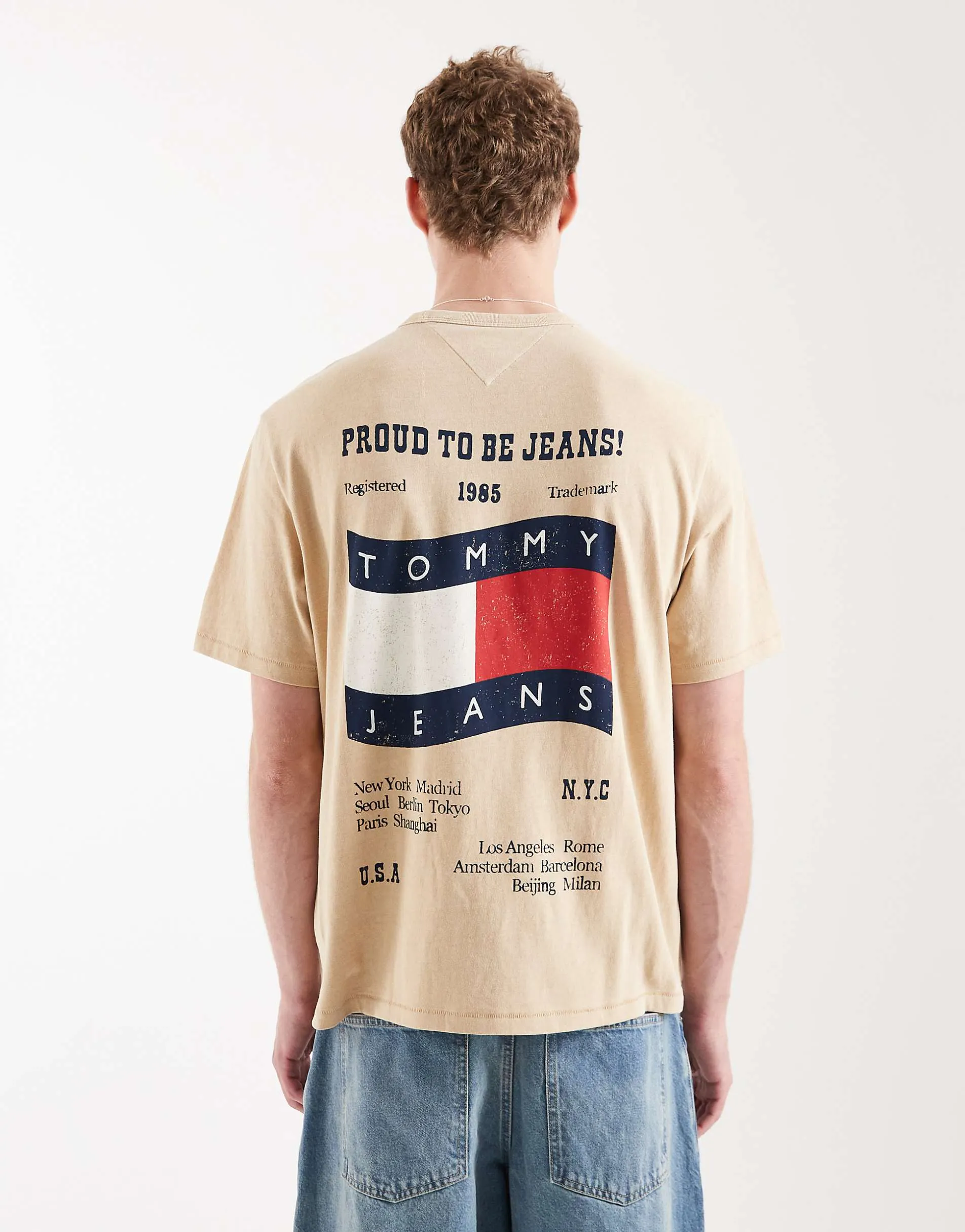 Tommy Jeans 90s waving flag logo t-shirt in beige
