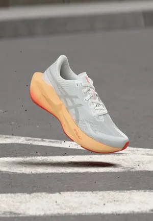 NOVABLAST 6 - Løpesko for vei - white/vivid coral