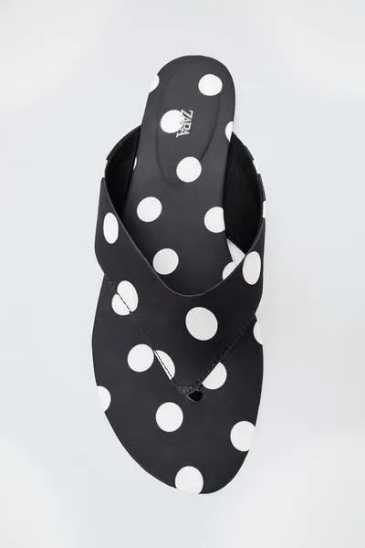 POLKA DOT PRINT FLAT SANDALS