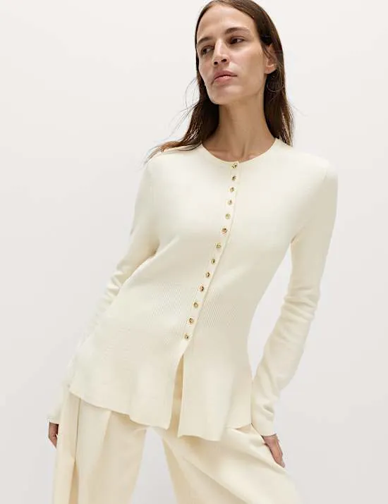 Schmal geschnittener Strickjacke mit Rundhalsausschnitt und Schößchen