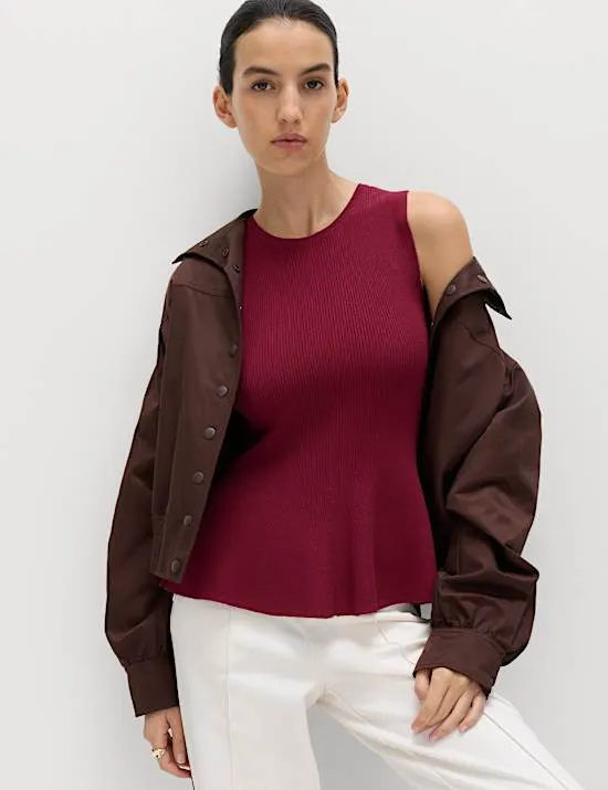 Geripptes Strickoberteil mit Schößchen