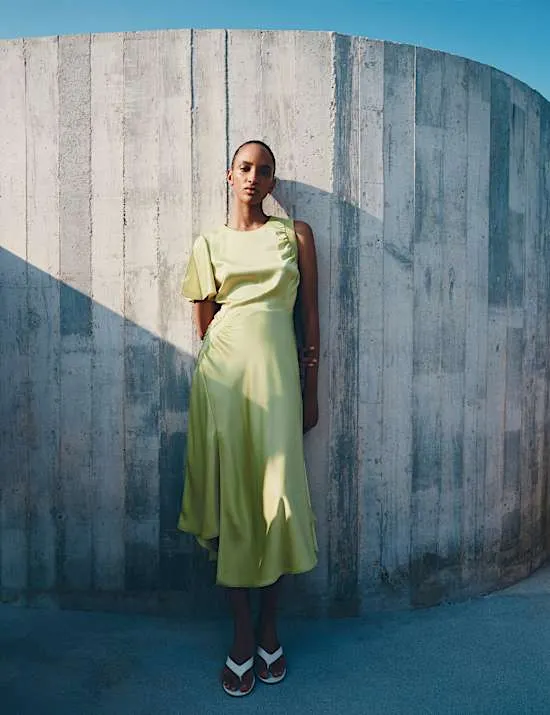 Tailliertes asymmetrisches Midikleid aus Satin mit Rundhalsausschnitt